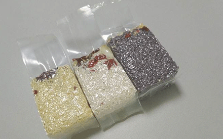 真空包裝袋為增加其性能通常采用多種材質(zhì)復(fù)合而成，常見的復(fù)合方法有：干法復(fù)合、擠出復(fù)合、共擠出復(fù)合、無溶劑復(fù)合、涂布復(fù)合、蒸鍍復(fù)合、熱熔膠復(fù)合等。其中干法復(fù)合是國內(nèi)復(fù)合真空包裝袋材料生產(chǎn)中應(yīng)用較為廣泛的，那么，真空包裝袋為什么大多采用干法復(fù)合？